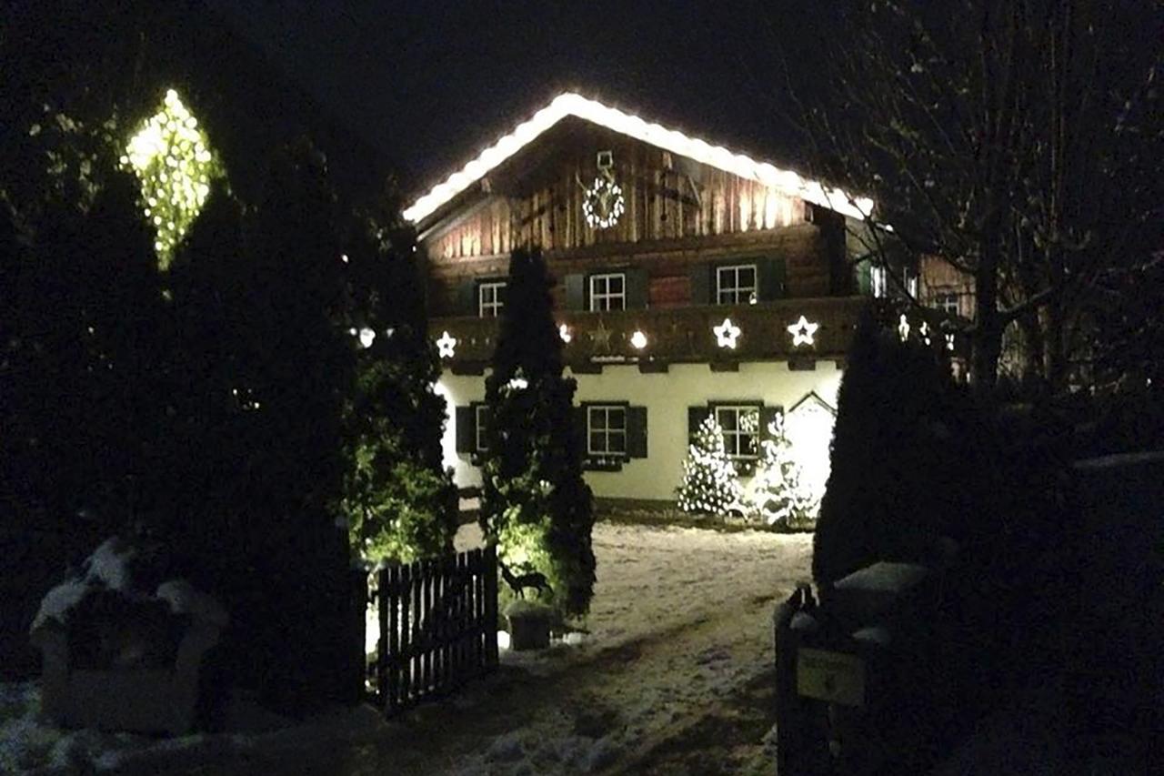 Forest Chalet, 15 Min To Salzburg Olt Town, And Most Beautiful Lakes, Secluded Location, 1,000 Sqm Garden, Mountainview, Panorama Sauna, Bath Whirlpool, Bbq&Bikes&Sunbeds For Free, Up To 10 P Голлинг-на-Хальцахе Экстерьер фото